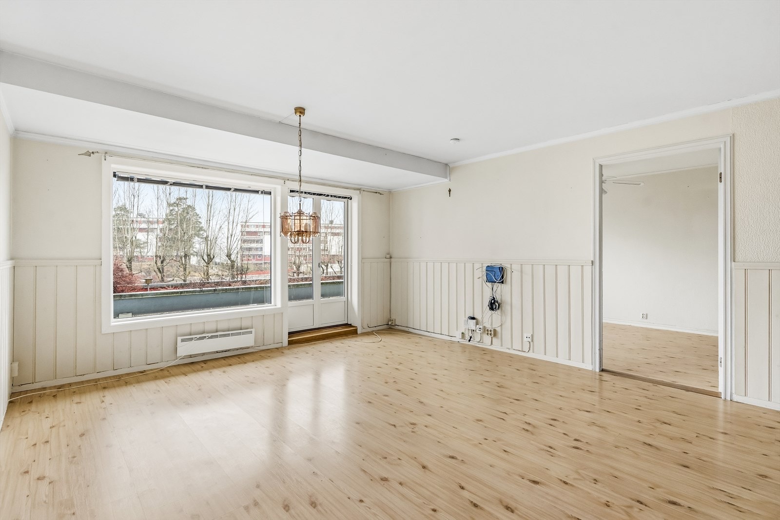 Gjennom glassdøren kommer du ut til en stor balkong på ca. 13 m² som er vestvendt. Galleribilde