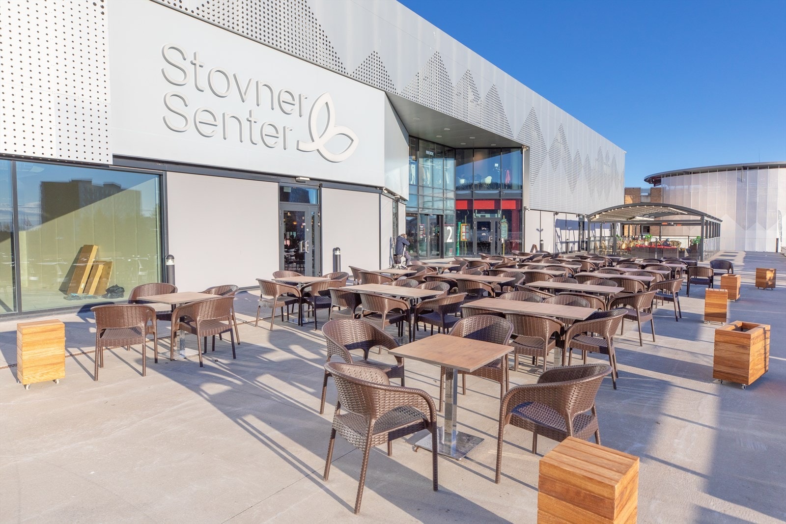 Stovner Senter er kun noen få minutter unna og har et stort mangfold av butikker, tjenester og servicefunksjoner. Galleribilde