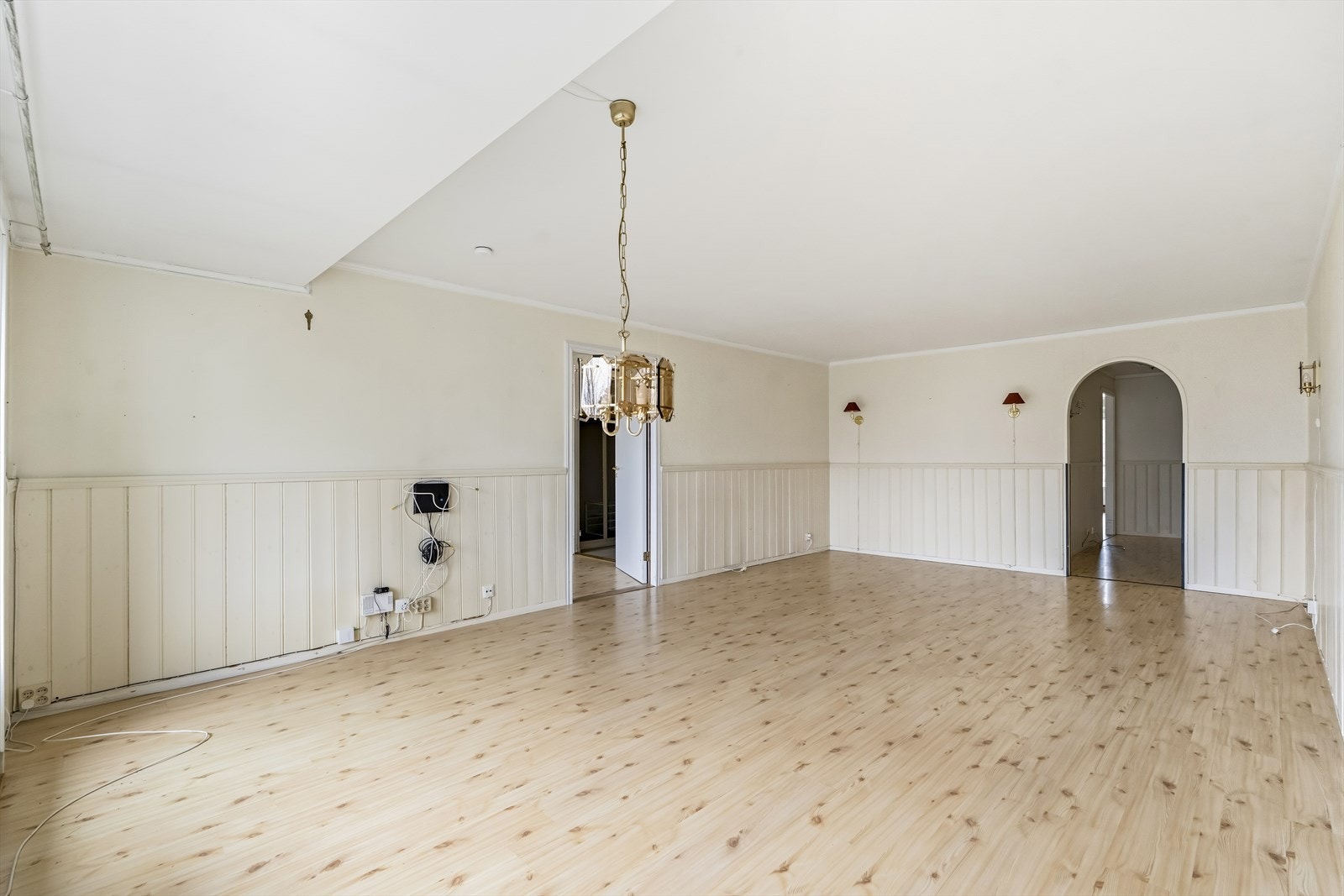 Stuen er luftig med god plass til sofagruppe, spisebord og oppbevaringsmøbler. Galleribilde