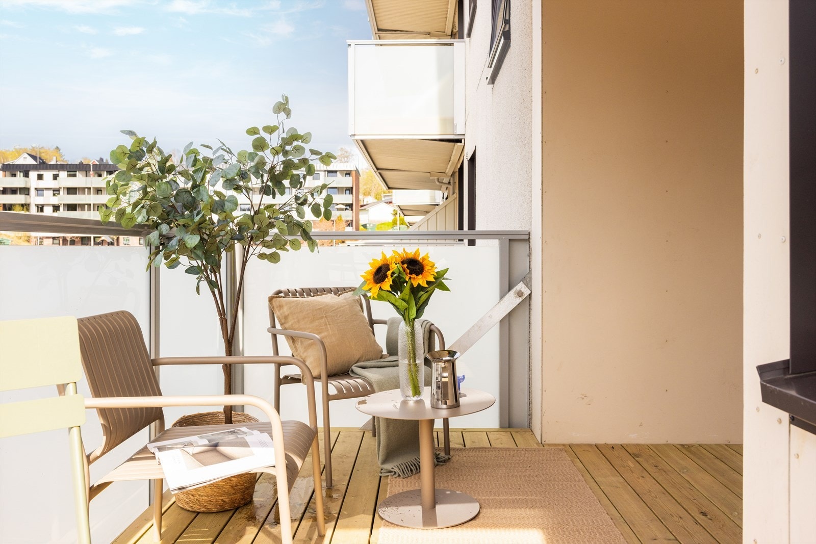Terrassen har ettermiddagssol og plass til både cafesett og sofagruppe. Galleribilde