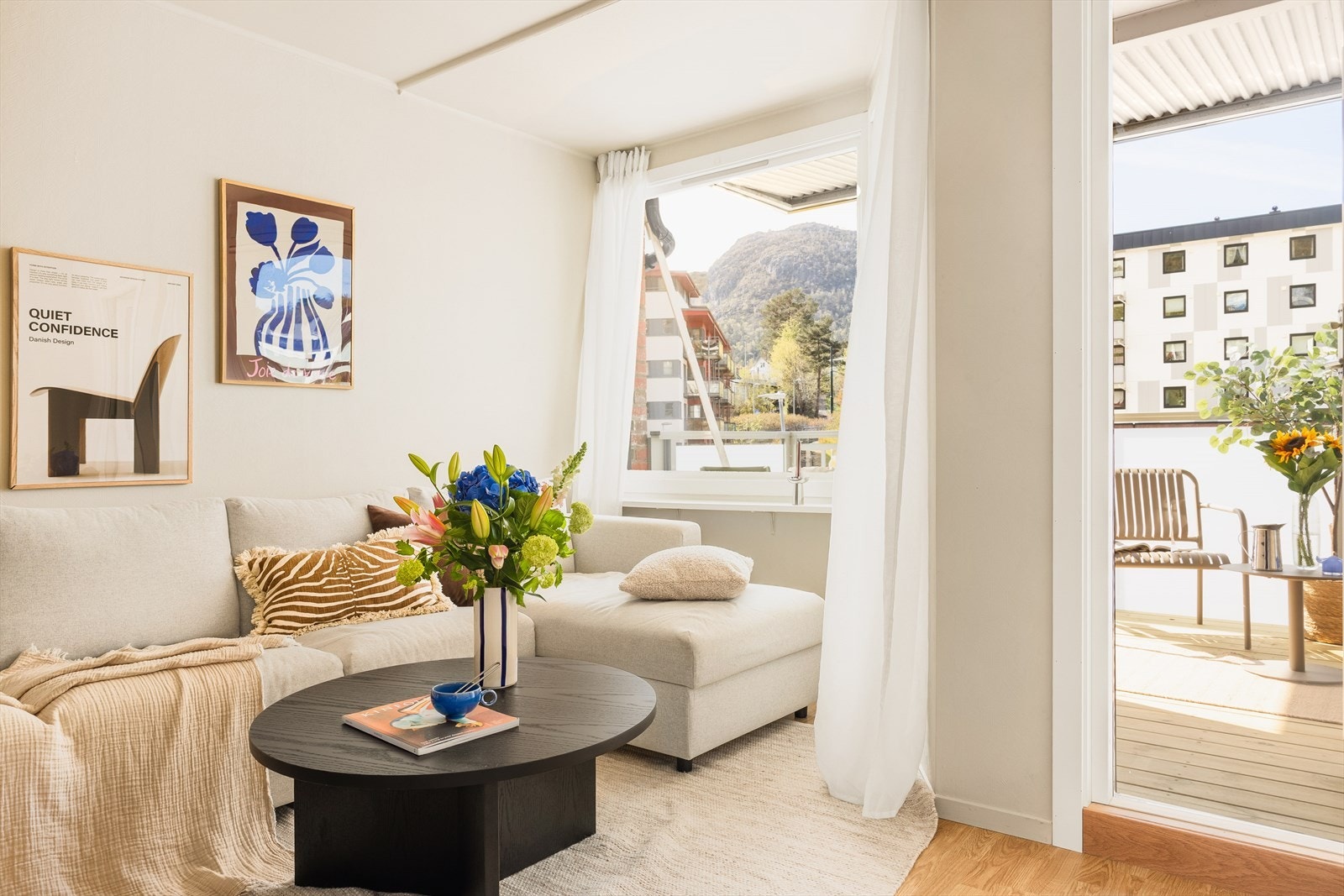 Store vindusflater slipper inn rikelig med naturlig lys - og direkte adkomst til terrasse fra stue. Galleribilde