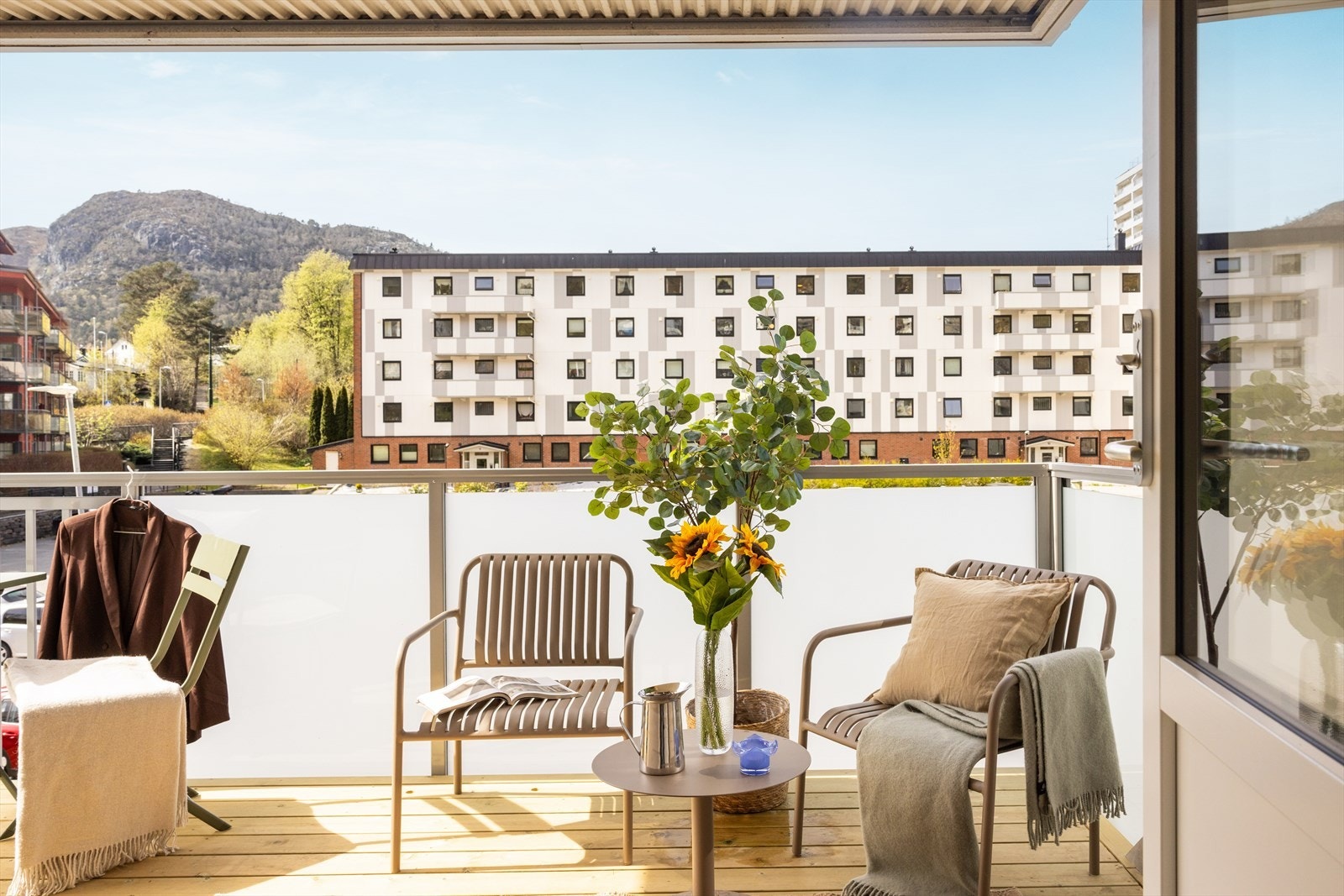En romslig terrasse nylig renovert gjennom borettslaget - på hele 8 kvm! Galleribilde