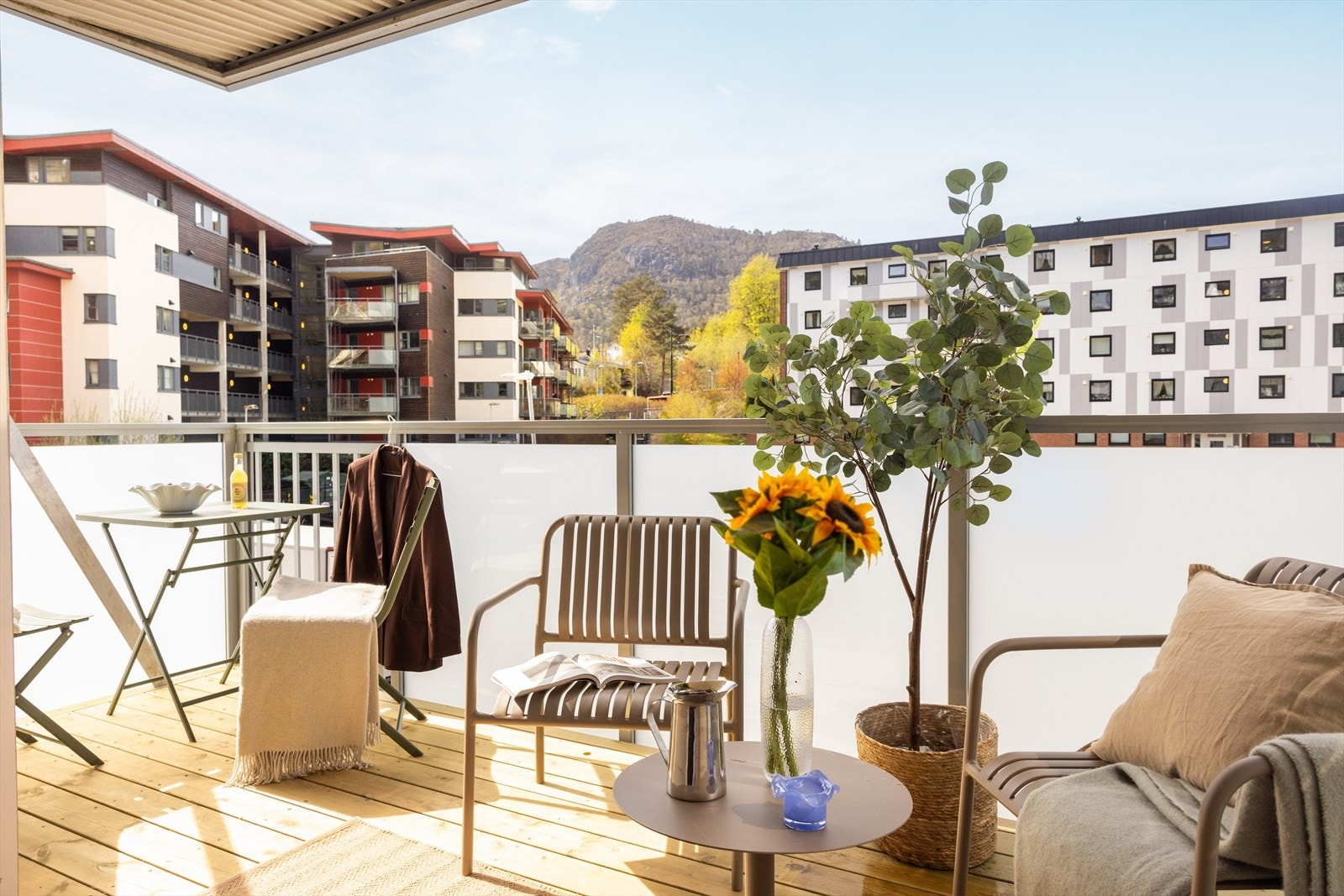 Med en fantastisk terrasse som en utvielse av leiligheten - nylig oppusset gjennom borettslaget. Galleribilde