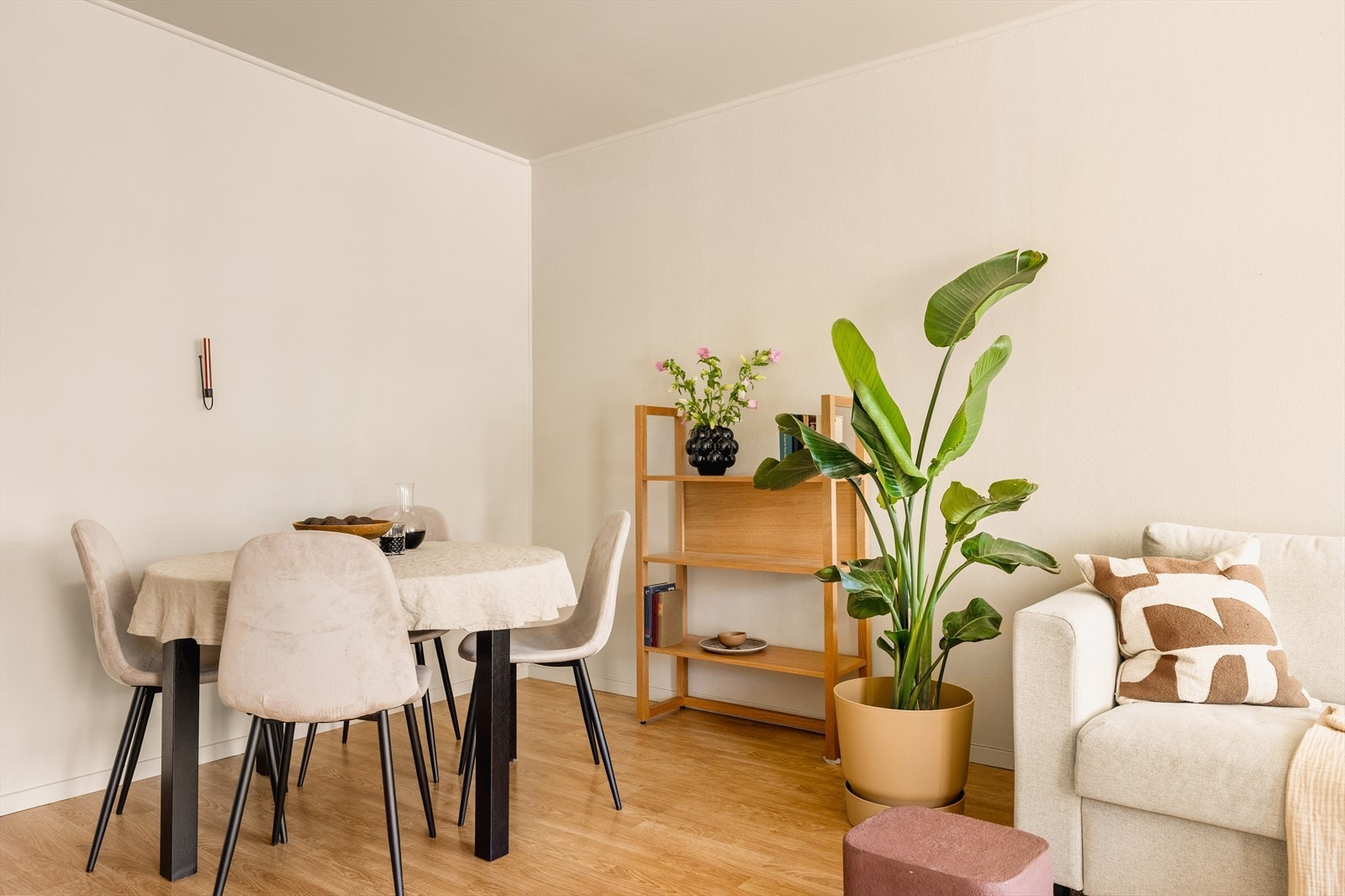 Romslig stue på ca. 21 m² med god plass til både sofagruppe og spisebord Galleribilde