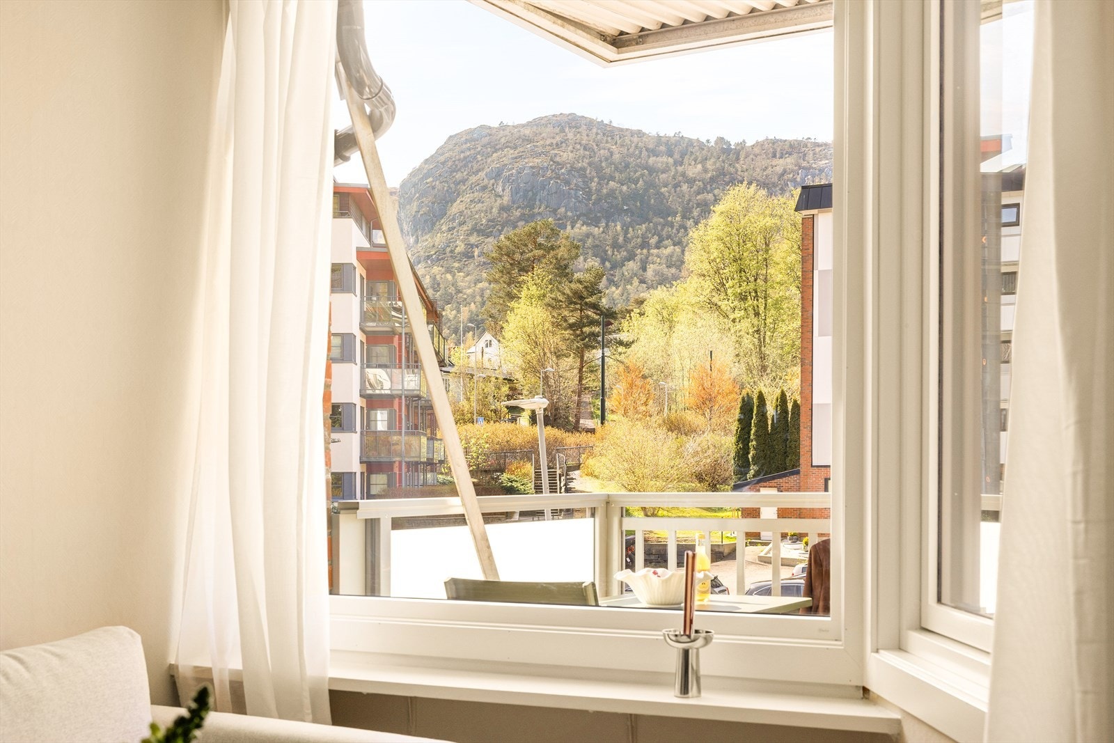 En rolig lun atmosfære fra stuevinduet - mot grøntområder og resten av borettslaget. Galleribilde