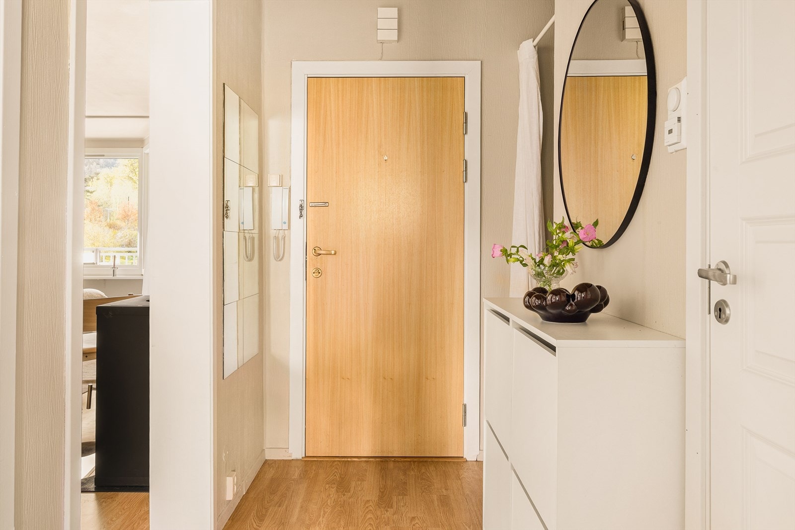 Praktisk entré på ca. 4,9 m² med god plass til oppbevaring. Galleribilde