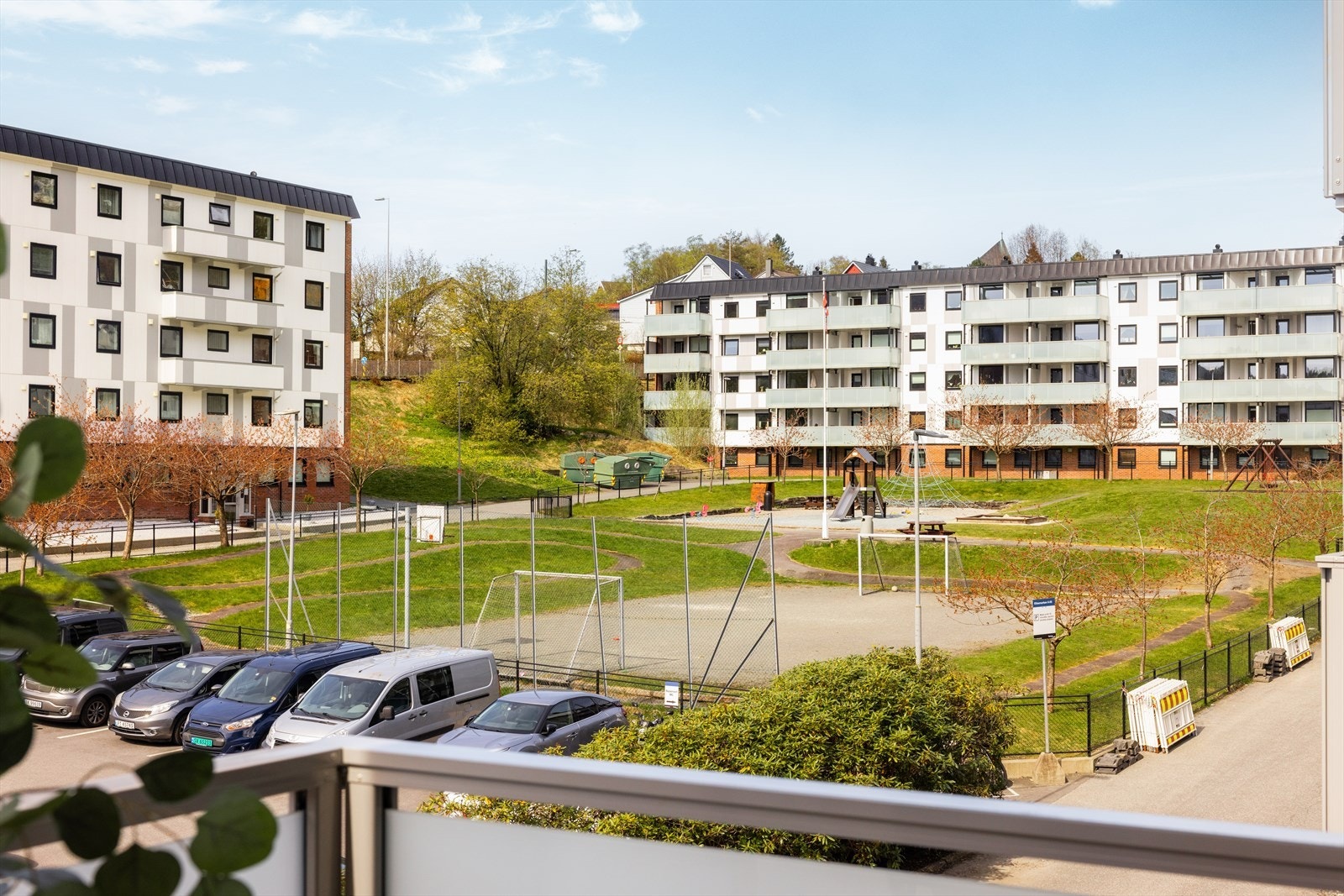 Eliasmarken borettslag opparbeidet med gode fellesarealer, for lek og trim. Galleribilde