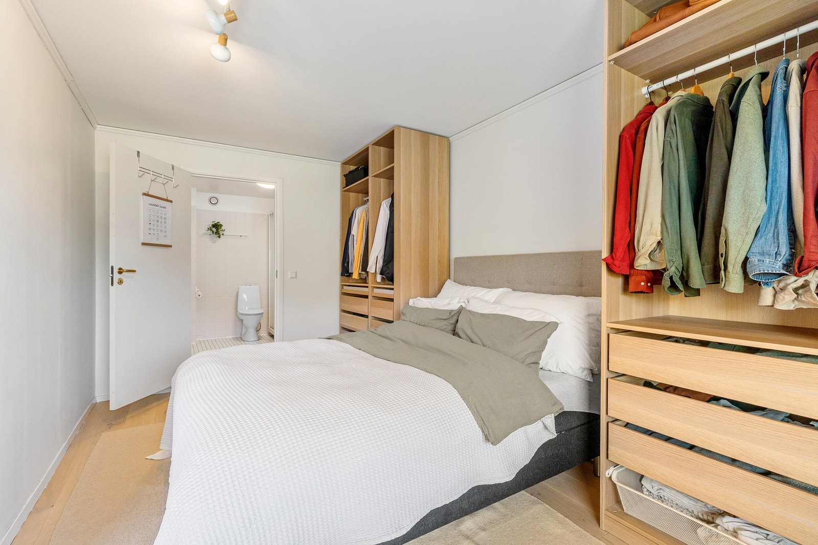 Rommet har god plass til stor seng og godt med oppbevaringsplass i medfølgende garderobe. Galleribilde