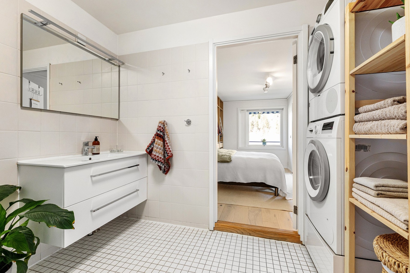 God plass til vaskesøyle t.h. Det er også varmekabler i gulvet for en behagelig gulvtemperatur. Galleribilde