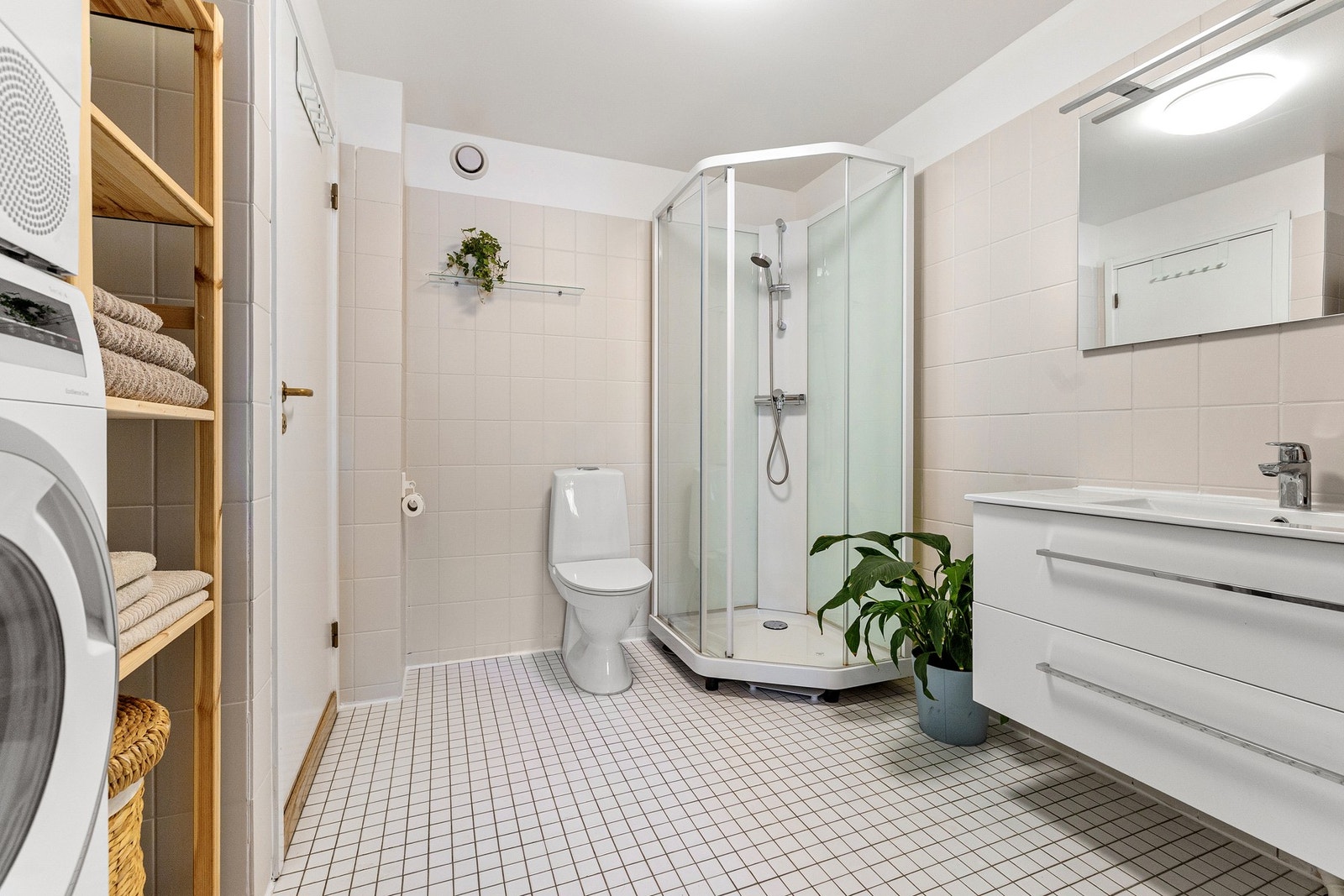 Via soverommet tar man seg inn til det romslige badet. Galleribilde