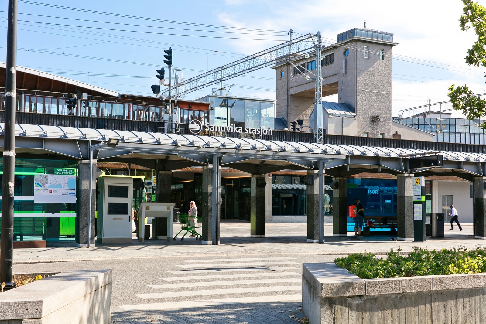 Nærområdet - 2 min gange til Sandvika stasjon med flere buss- og toglinjer med hyppige avganger. Galleribilde