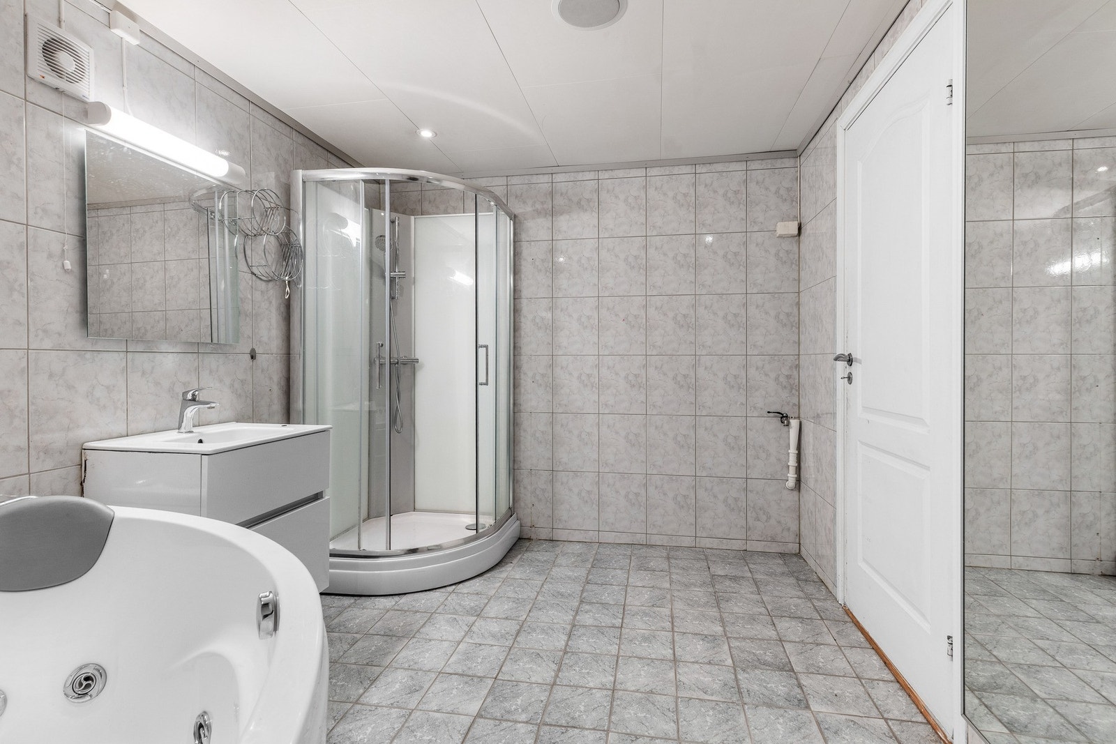 Badet har også dusjkabinett og opplegg for vaskemaskin. Galleribilde