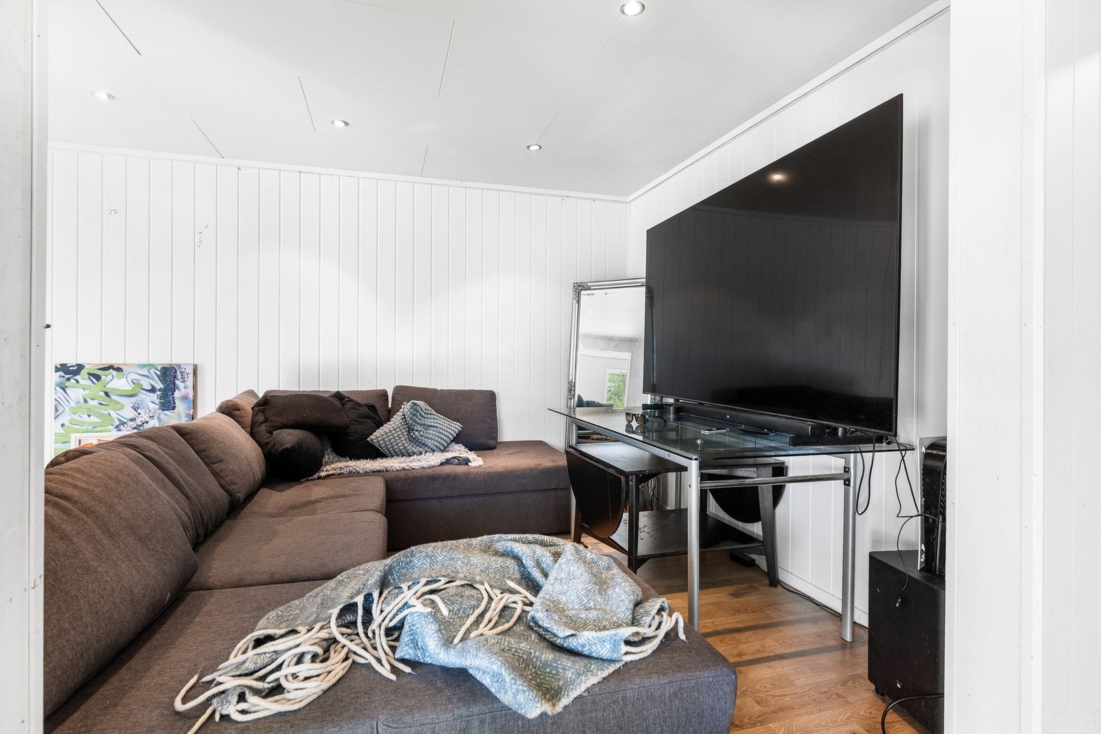 Stue med sofa og tv møblement. Galleribilde