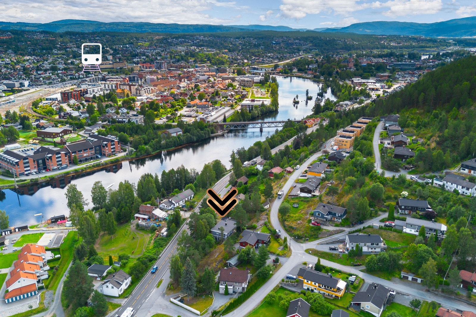 For pendlere er beliggenheten gunstig, med gode buss- og togforbindelser til blant annet Drammen og Oslo. Galleribilde