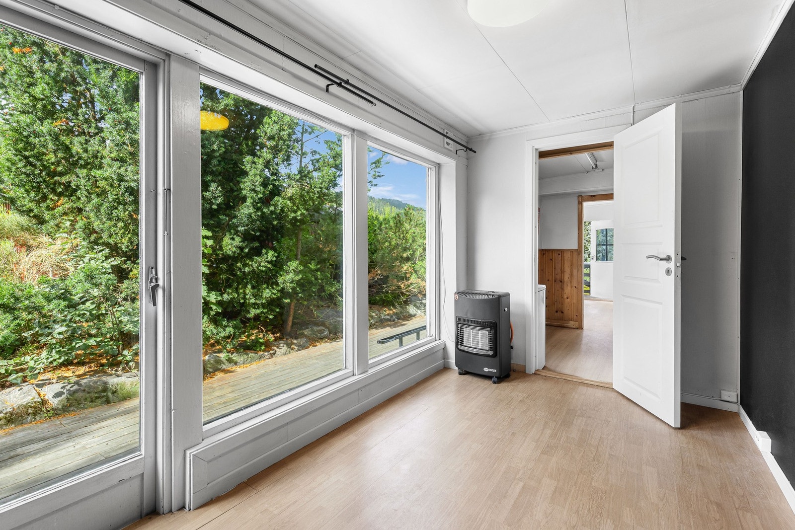 Pen spisestue med store vindusflater og utgang til veranda. Galleribilde