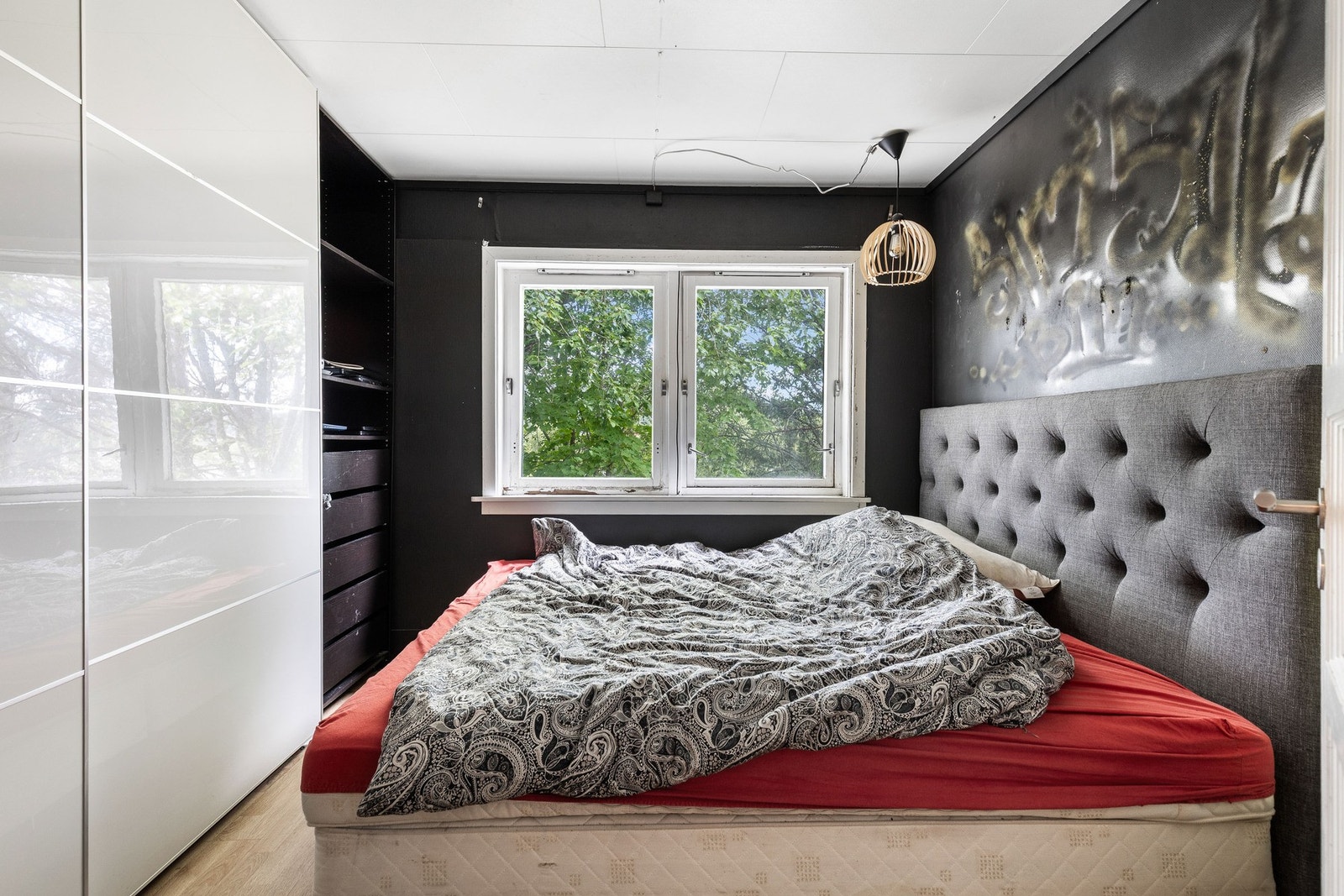 Romslig soverom, med stor garderobe Galleribilde