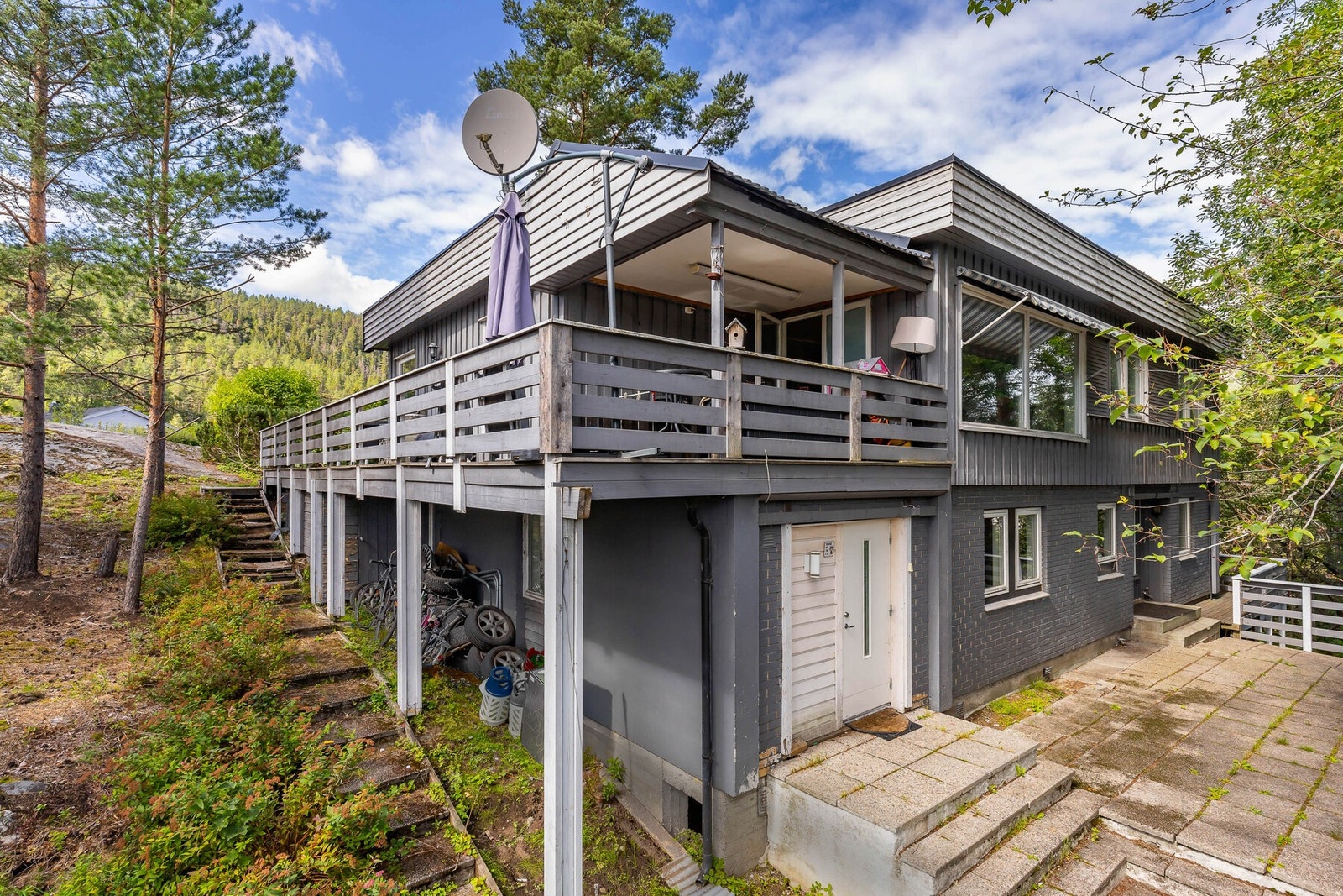 Stor og solrik naturtomt. Galleribilde