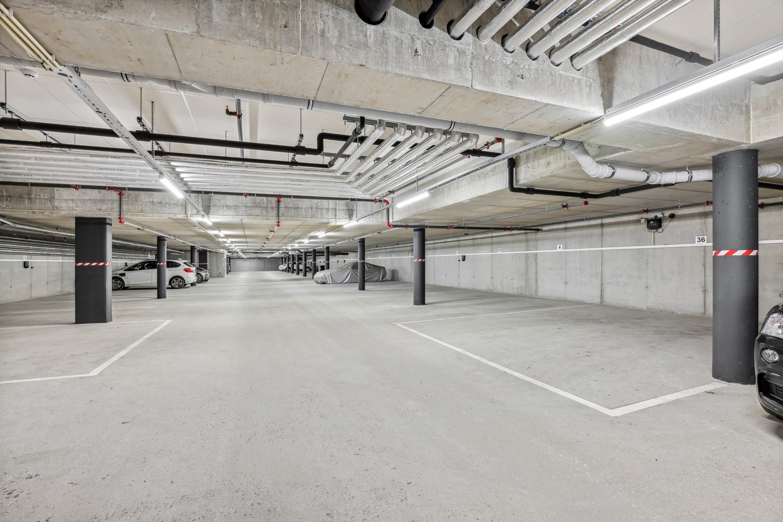 Egen parkeringsplass i felles garasjeanlegg. Galleribilde