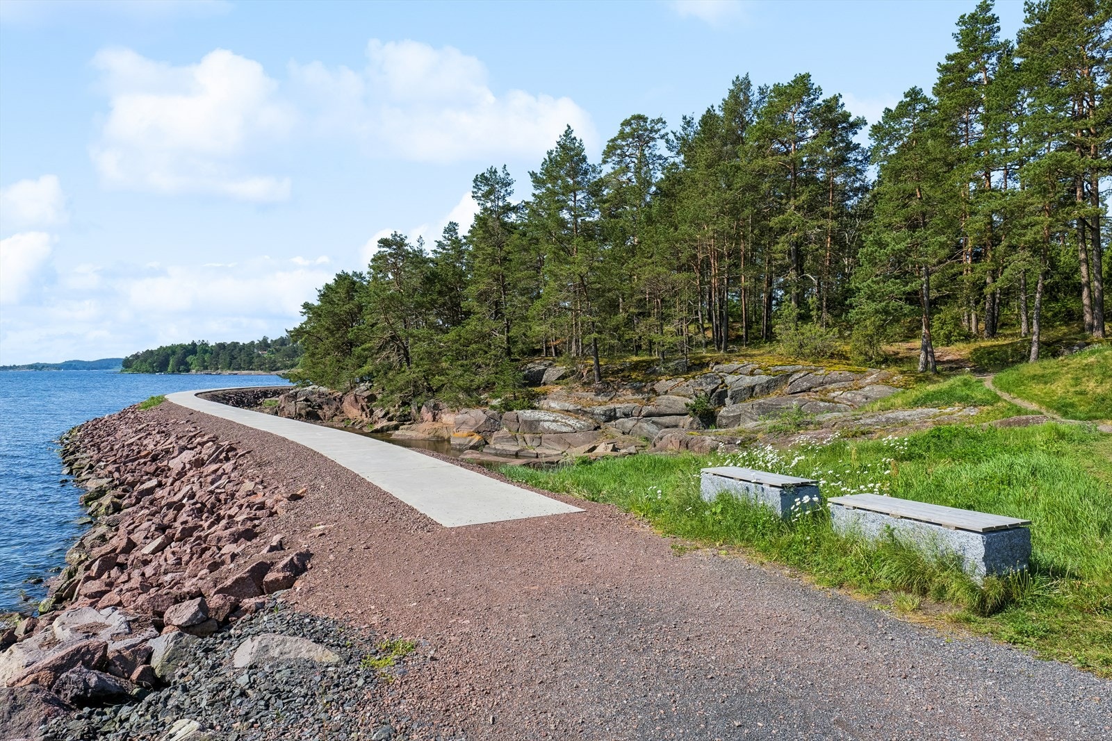 Flotte turstier rundt øya som gir varierte opplevelser med strand, båter og et hyggelig skogholt. Galleribilde