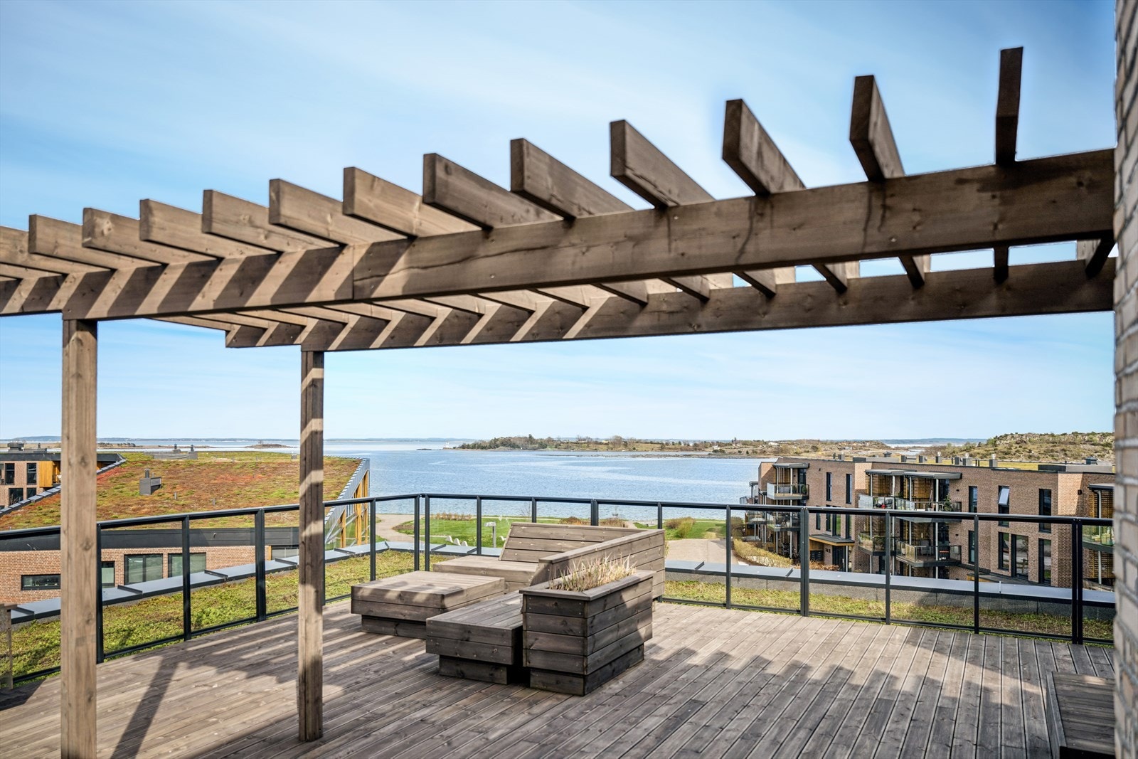 En av sameiets to felles takterrasser, med flott utsikt over nærområdet og fjorden. Galleribilde