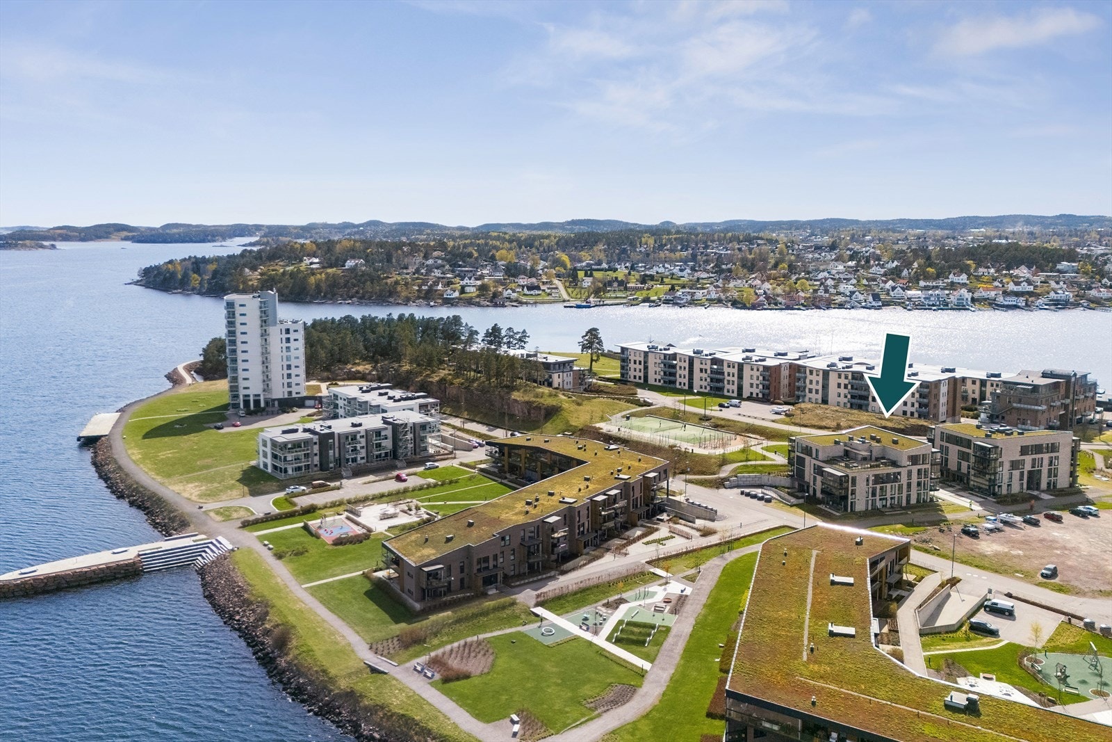 Dette er en ny og moderne 2-roms selveierleilighet fra 2024, beliggende i 1.etasje på attraktive Jarlsø Fjordpark. Galleribilde