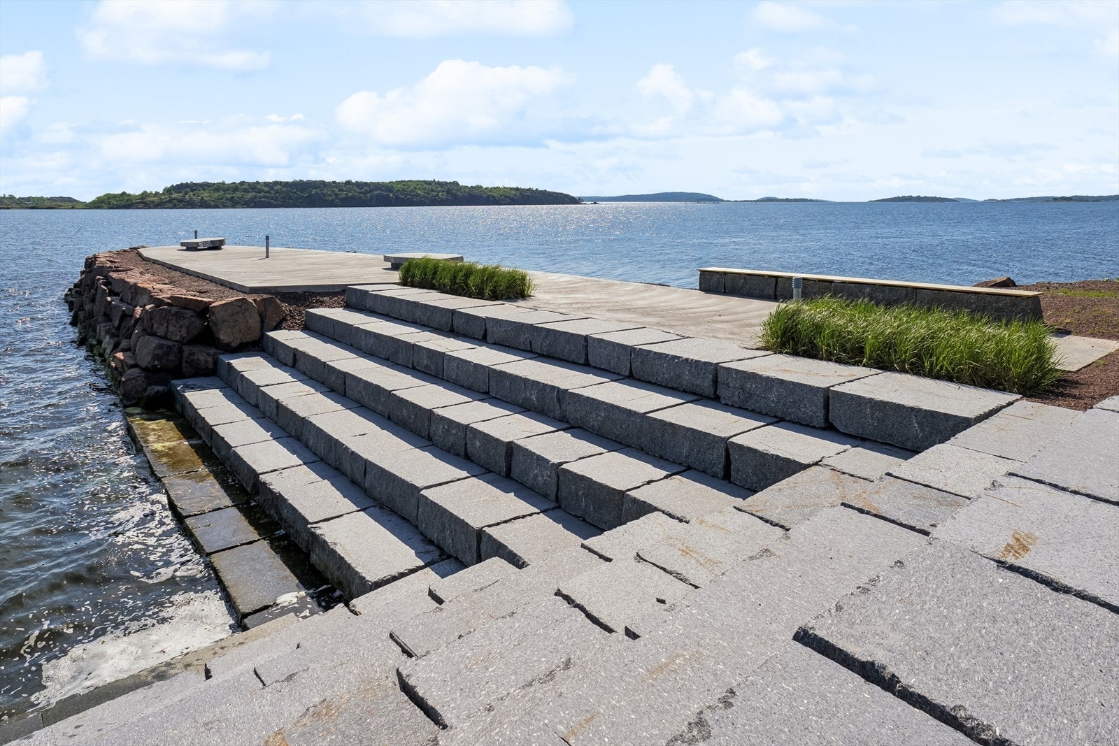 Badeplass med badestige og trapper er ikke langt fra leiligheten. Galleribilde