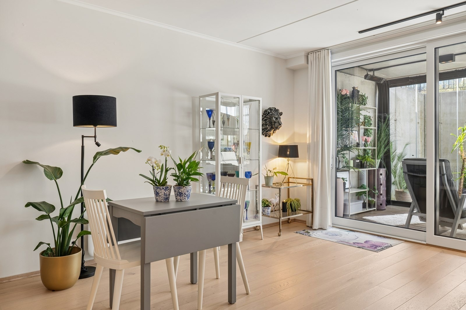 Stuen har også god plass til en spisegruppe. Galleribilde