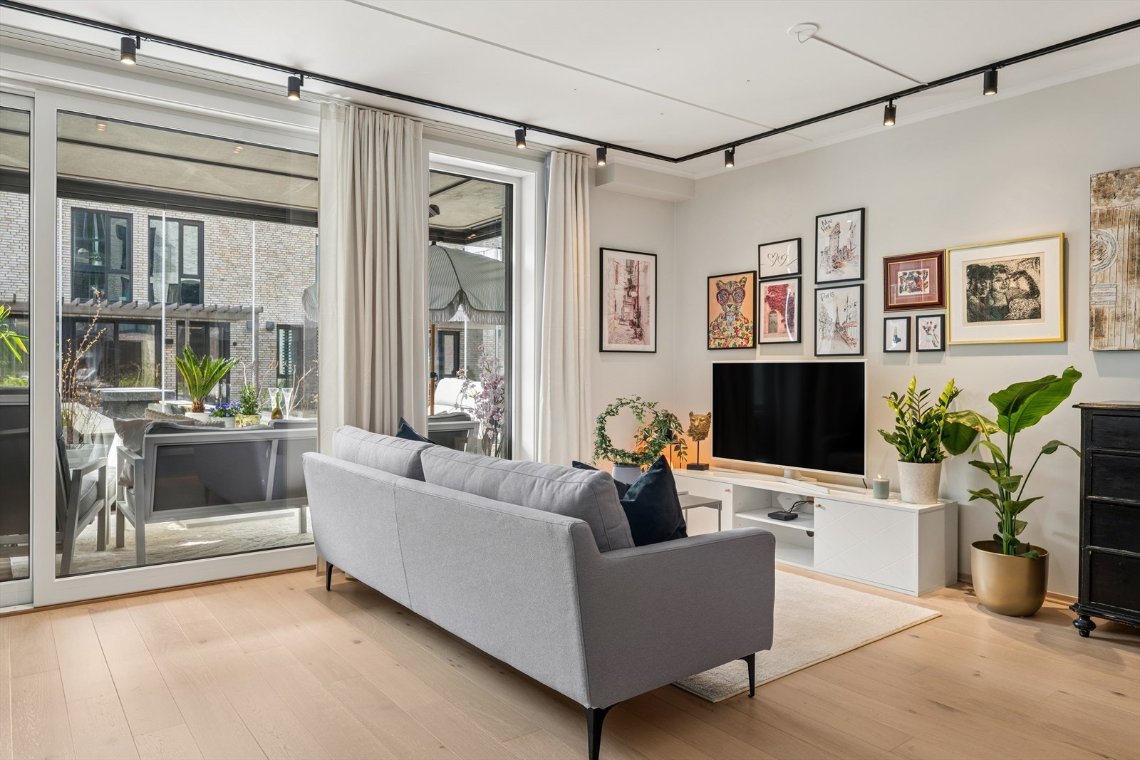 Stuen har er lys og innbydende med store vindusflater som gir rikelig med lys inn. Galleribilde