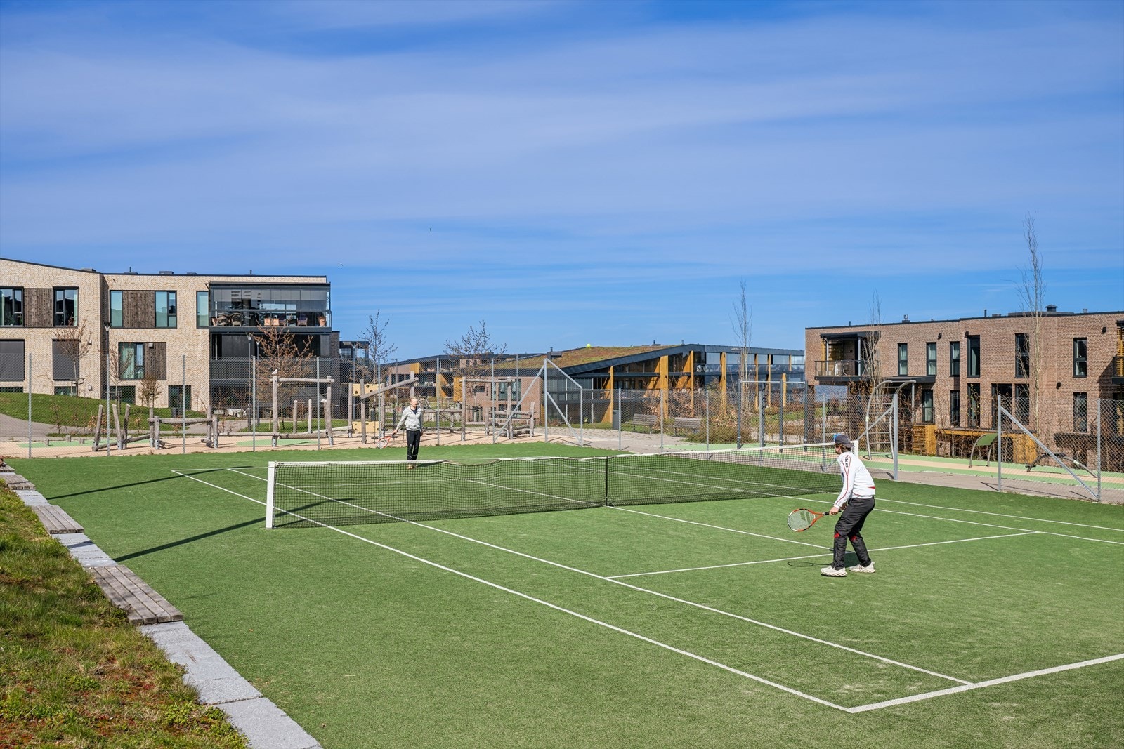 Sameiet byr på flotte fellesfasiliteter med egen tennisbane og romslige utearealer. Galleribilde