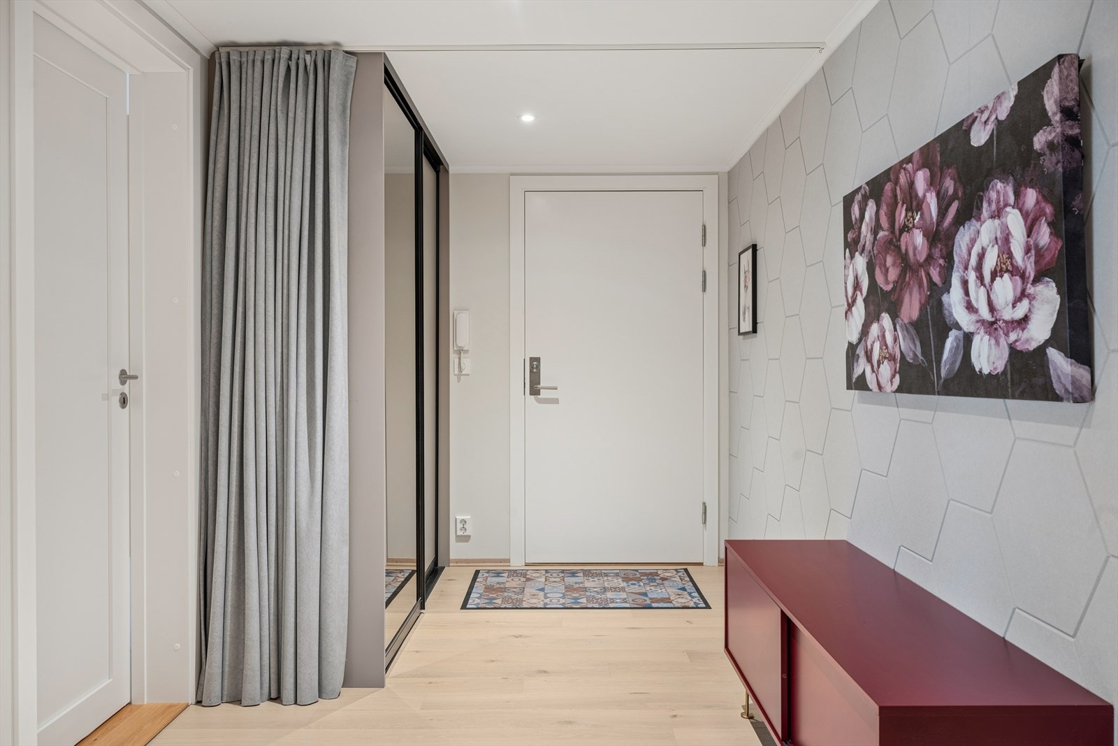 Entréen gir et godt førsteinntrykk og har lagringsplass i skyvedørsgarderobe med speil. Galleribilde