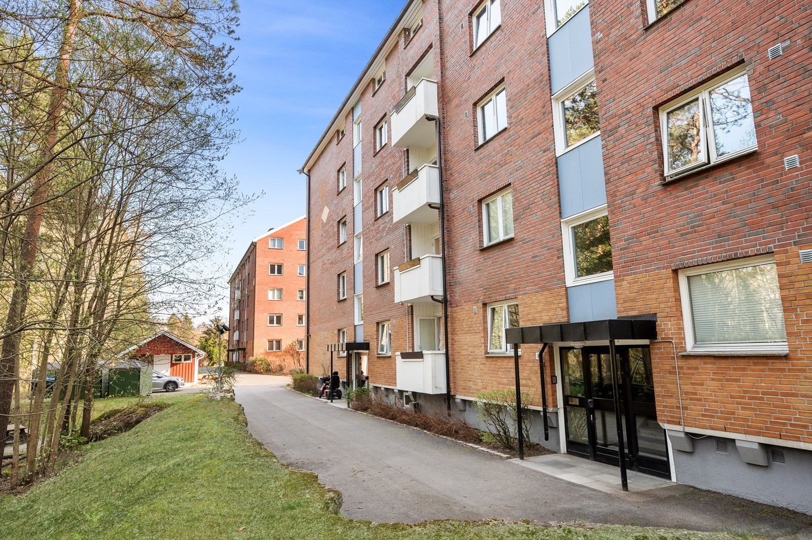 Området har fine, frodige grøntområder og er kjent for sitt gode boligmiljø. Her kombineres det beste fra to verdener: umiddelbar tilgang til naturen og et veletablert, rolig boligområde, samtidig som bylivet er lett tilgjengelig. Galleribilde