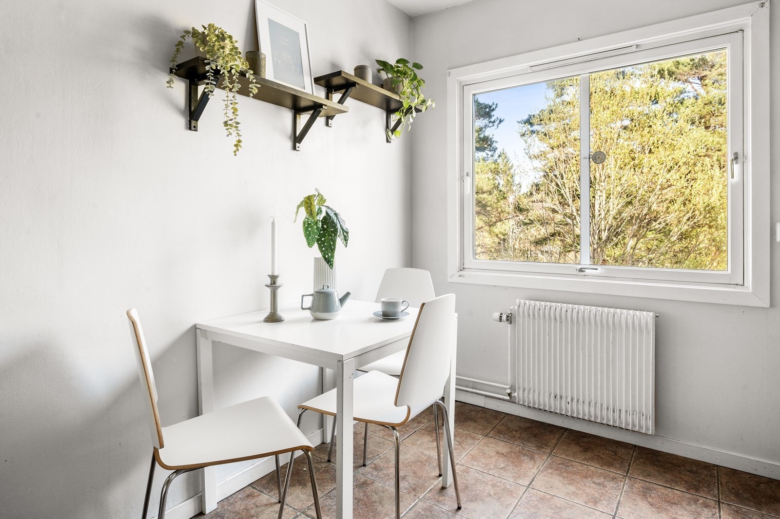 En hyggelig spiseplass ved vinduet gir rom for frokost og mindre måltider. Galleribilde