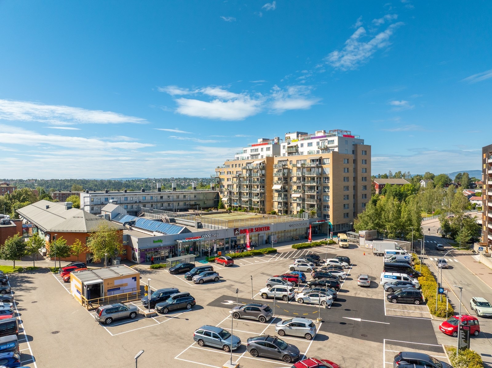 Bøler senter ligger rett ved boligen og har bl.a. EVO treningssenter, Bøler Bad, bibliotek, butikker, vinmonopol og kafeer. Galleribilde