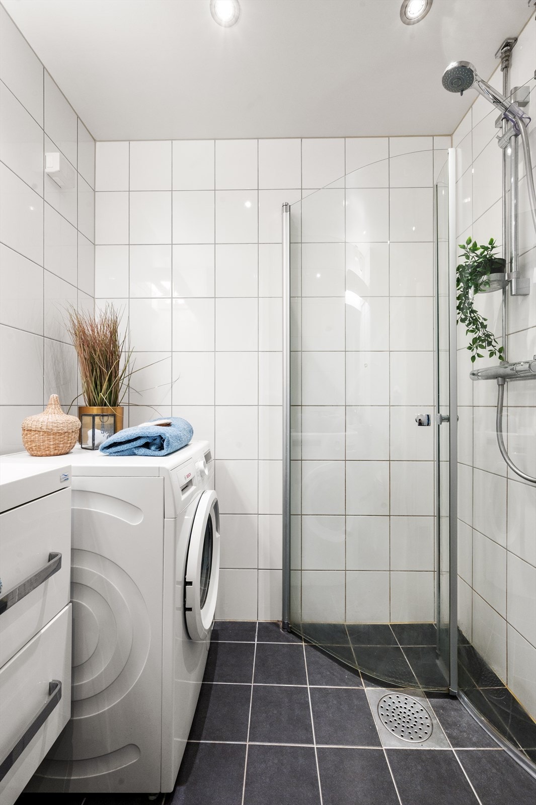 Opplegg til vaskemaskin på badet, samt plass til tørketrommel om ønskelig. Galleribilde