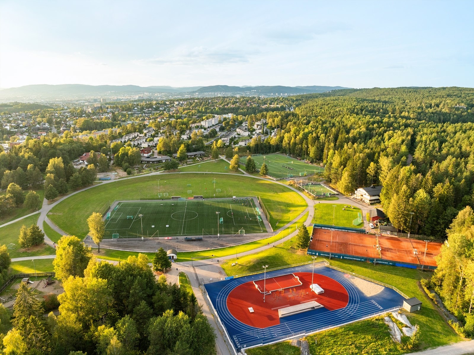 På Haraløkka har man tennisbane, ballbinge, kunstgressbaner og naturgressbaner for fotball, mini friidrettsbane, samt treningsapparater for styrketrening ute. Galleribilde