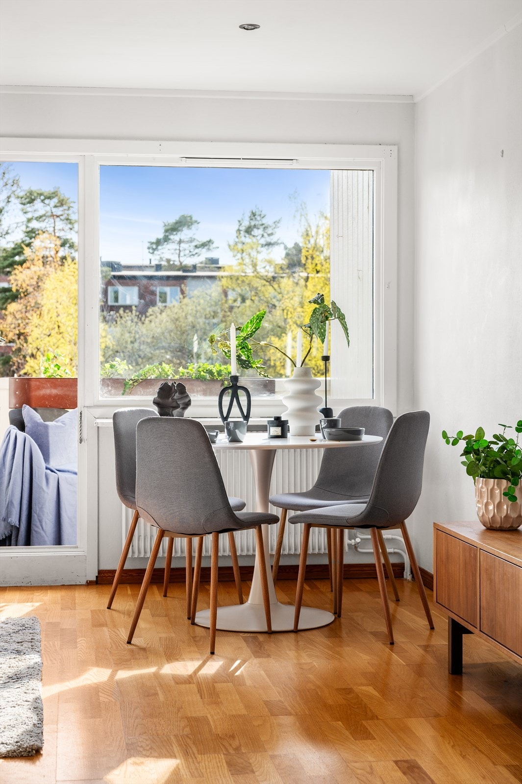 Fra stuen er det direkte utgang til den solrike uteplassen. Galleribilde