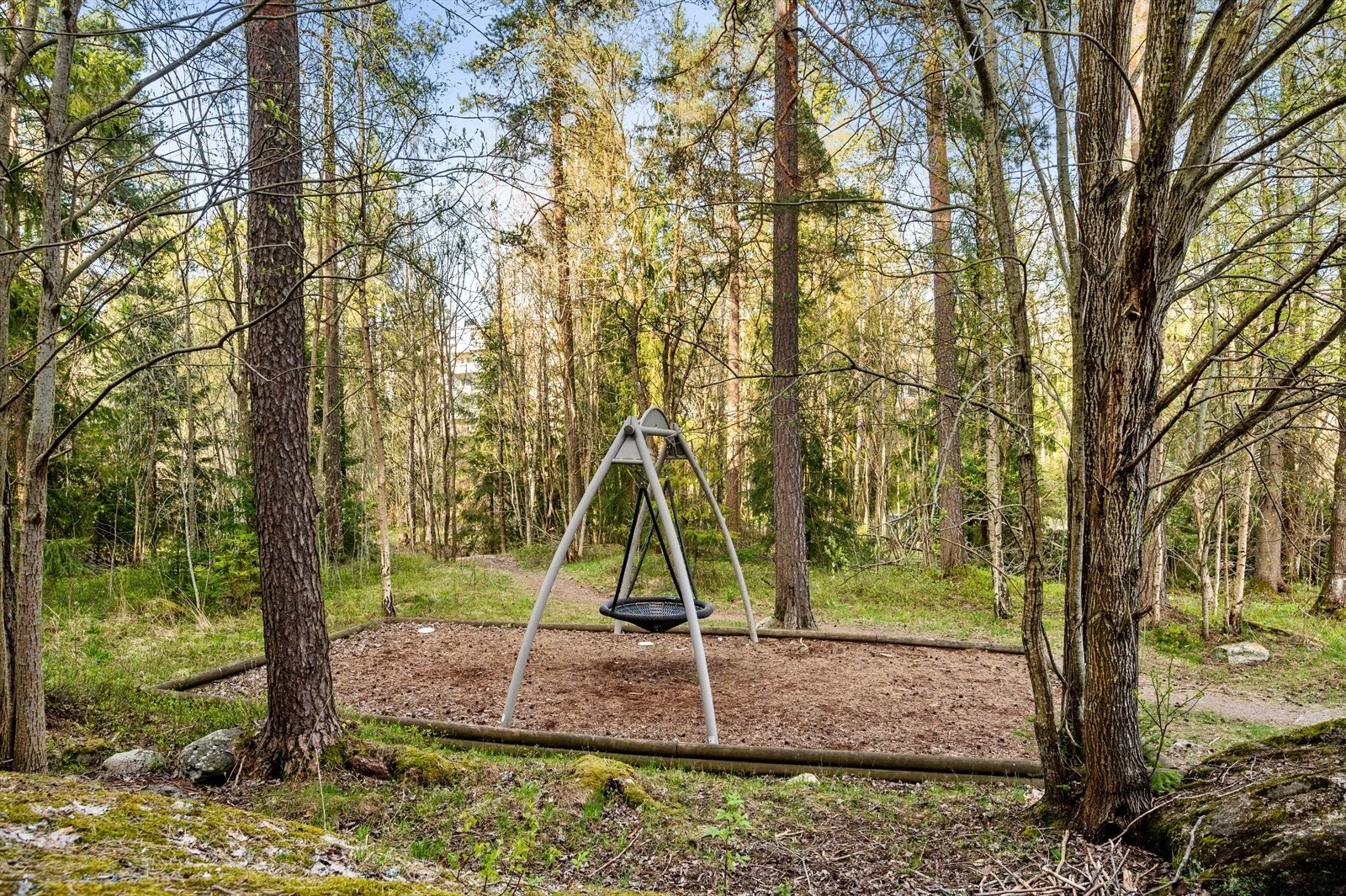 Borettslaget ligger i grønne og attraktive omgivelser, med kort vei til Østmarka som byr på flotte tur- og rekreasjonsmuligheter. En egen bakgård inn i skogholtet. Galleribilde