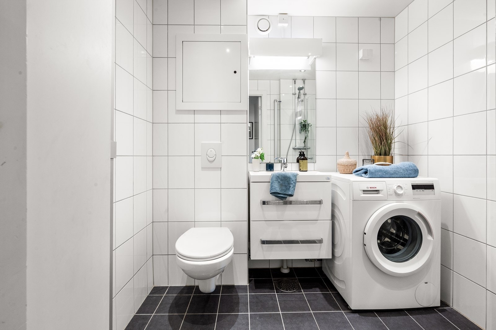 Pent flislagt baderom med varmekabler i gulv og lysdimmer i tak. Badet ble pusset opp av borettslaget, soilrør og sluk ble skiftet i den forbindelse. Galleribilde