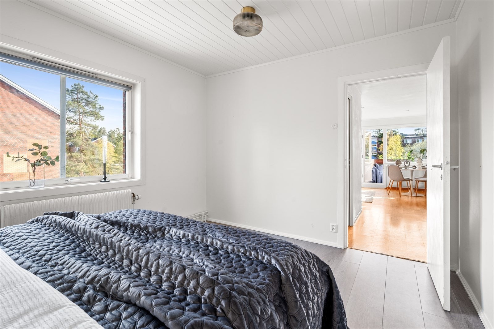 Himling med malt panel gir en lun atmosfære på soverommet. Galleribilde