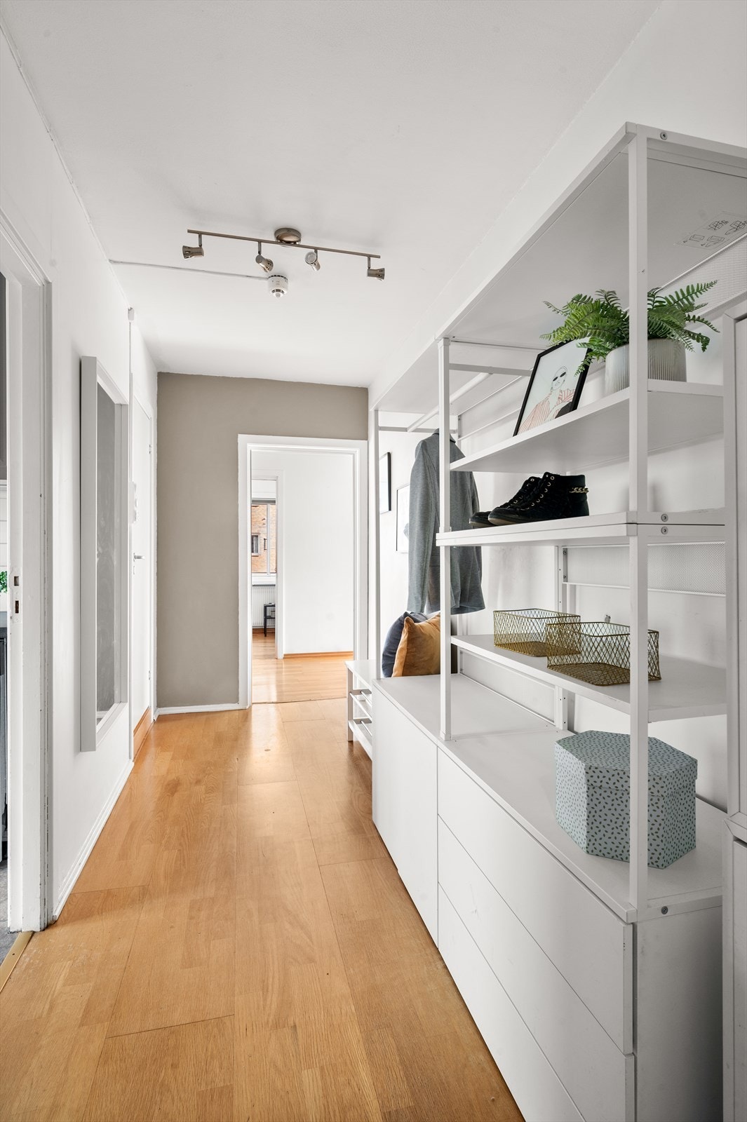 Romslig gang med god plass til å henge av seg ytterklær og sette fra seg skoene. Galleribilde