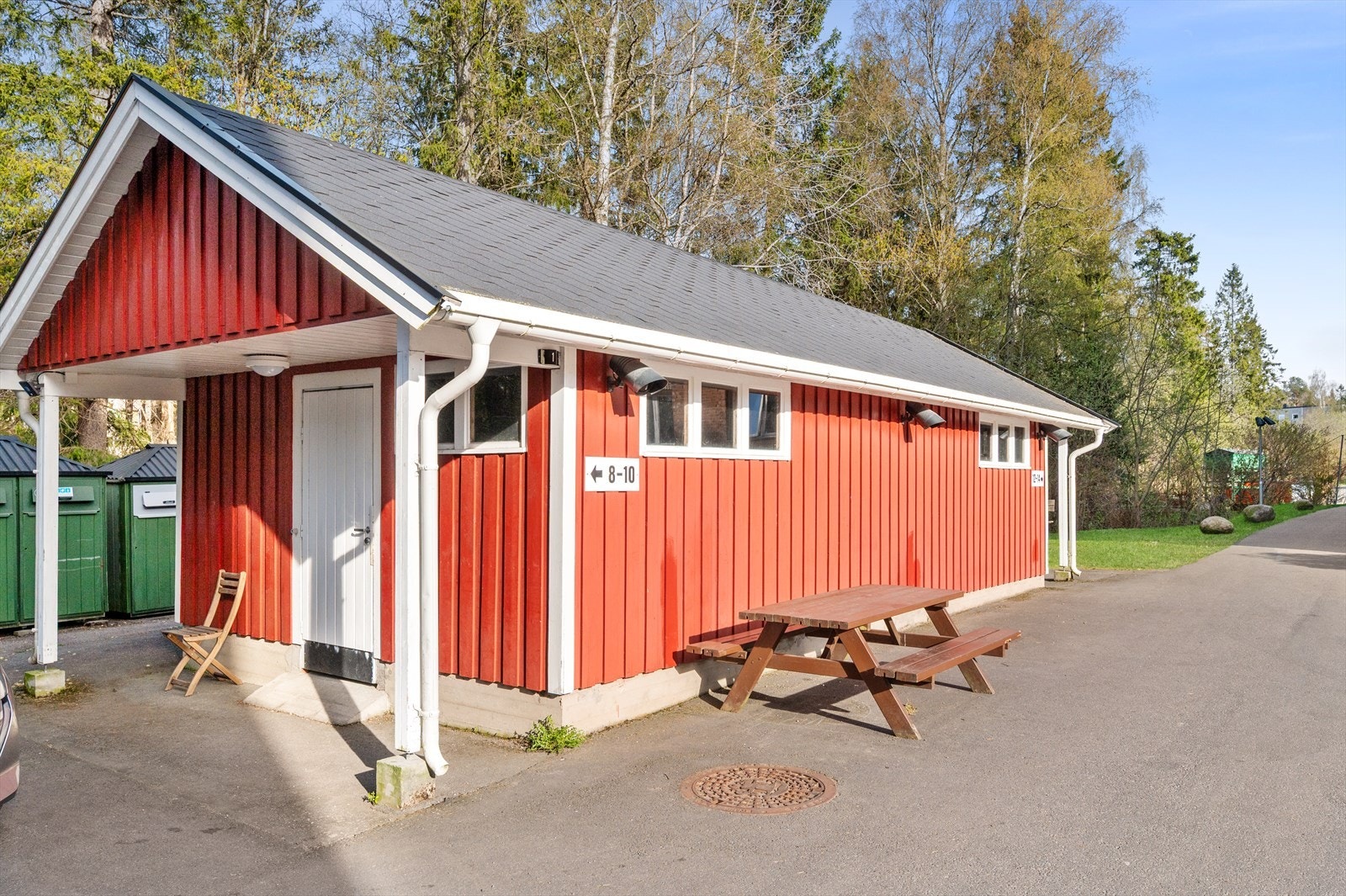Utvendig sykkelbod rett utenfor blokken. Inngangspartiet er barnevennelig, rolig og usjenert. Galleribilde