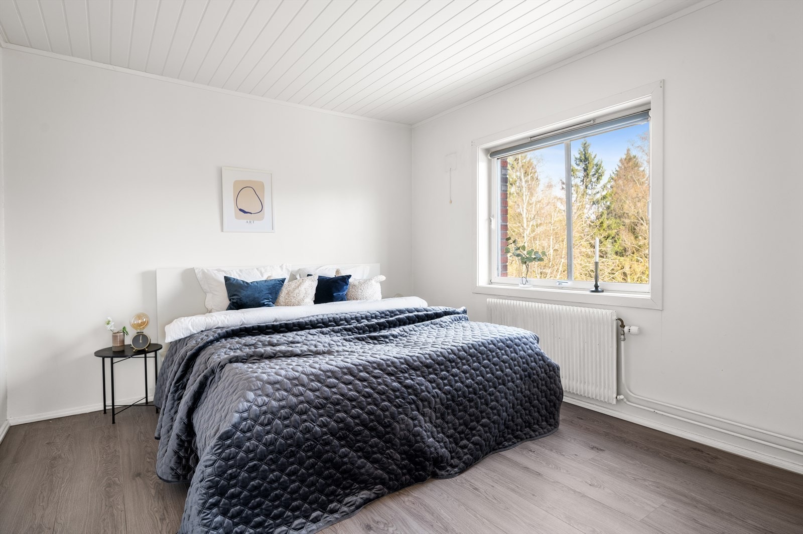 Hovedsoverommet har god plass til dobbeltseng og vender ut mot rolige omgivelser. Galleribilde