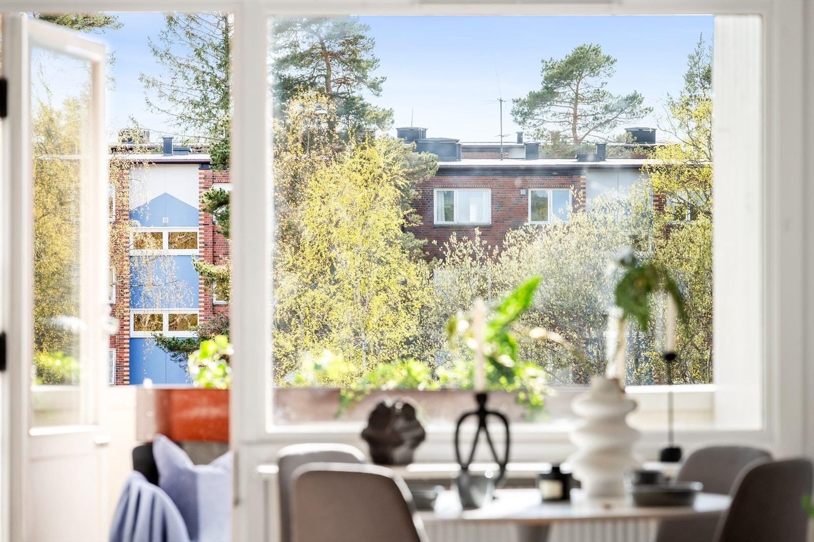 Balkongen oppleves som en forlengelse av stuen på sommerhalvåret med hyggelig utsyn. Galleribilde