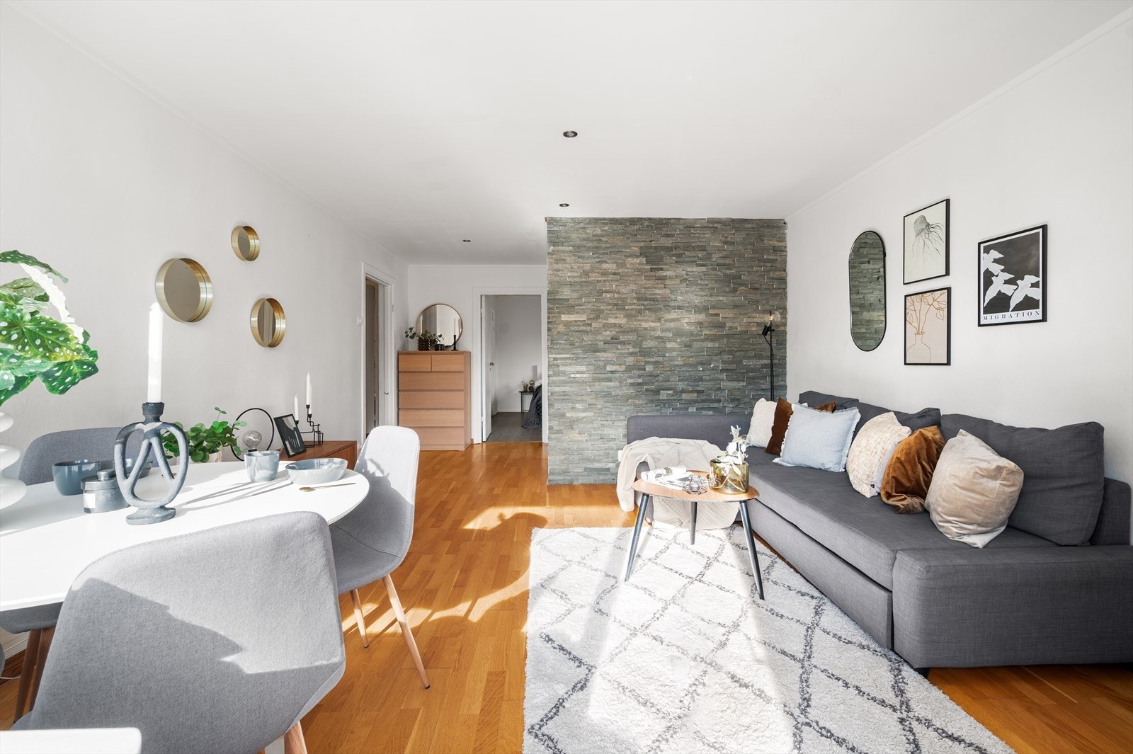 Stuen har gode møbleringsmuligheter med plass til både sofa- og spisegruppe. Galleribilde