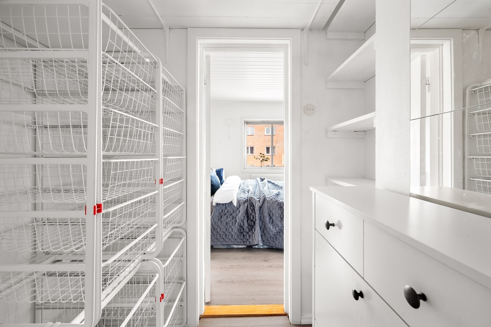 En smart og arealeffektiv løsning for garderobe og lagring. Galleribilde