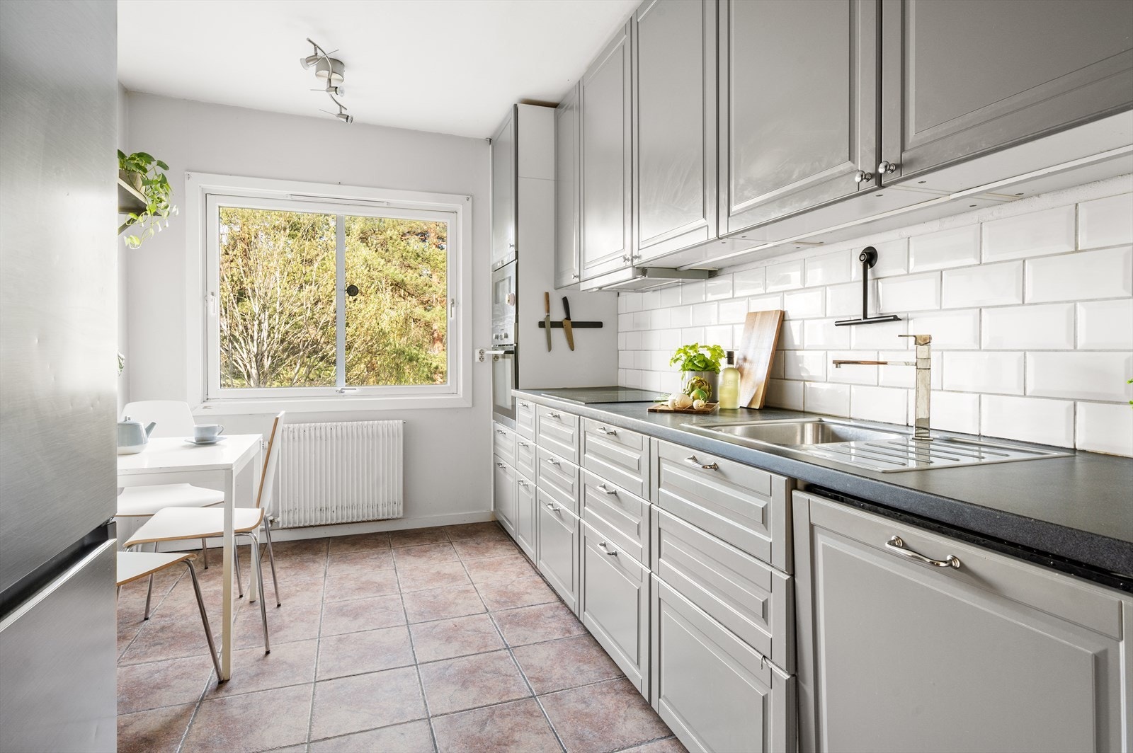 Adskilt kjøkken med plass til hyggelig frokostbord, her kommer morgensolen inn. Galleribilde