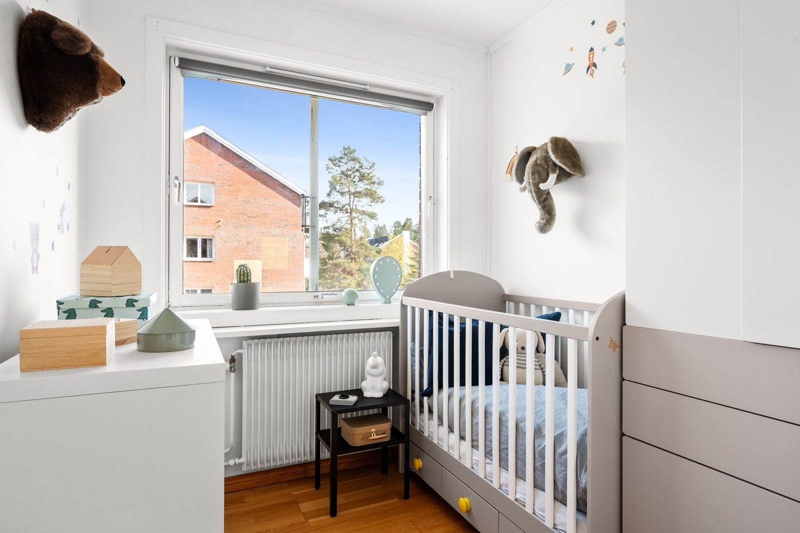 Innredet rom som passer som barnerom, gjesterom eller kontor. Galleribilde