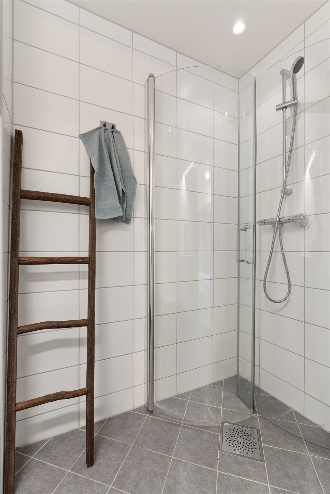 Badet har opplegg for vaskemaskin og plass til tørketrommel Galleribilde