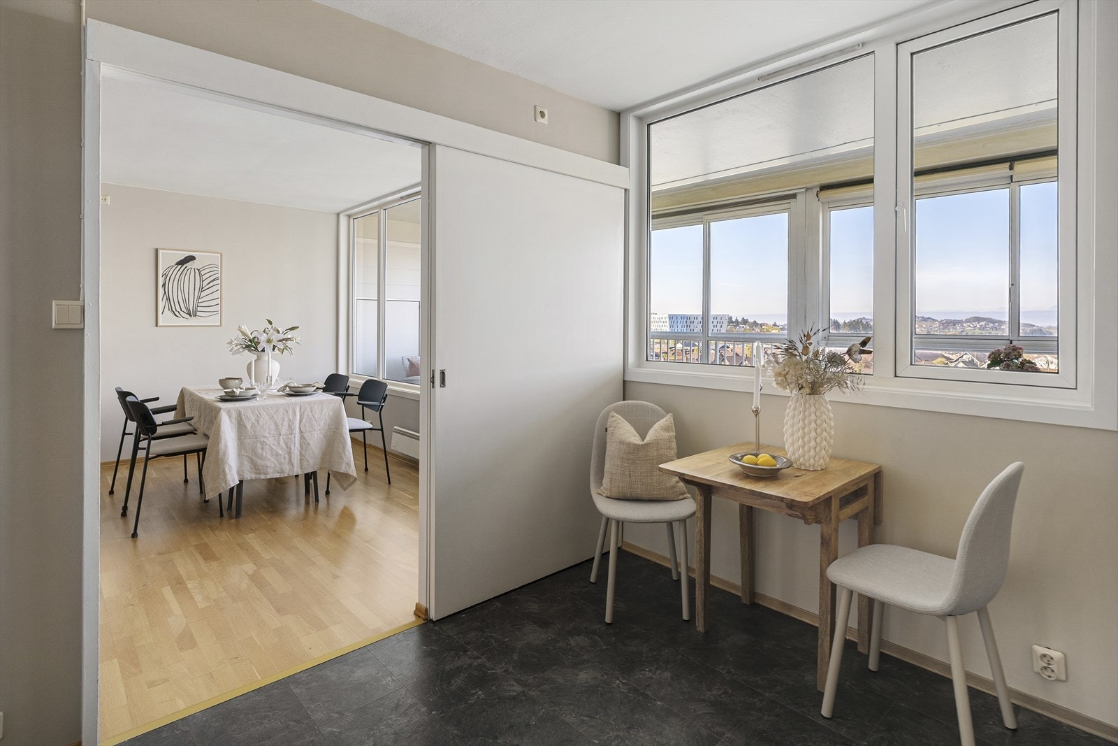 - Kjøkkenet har skyvedør og plass til frokostbord under vinduet - Galleribilde