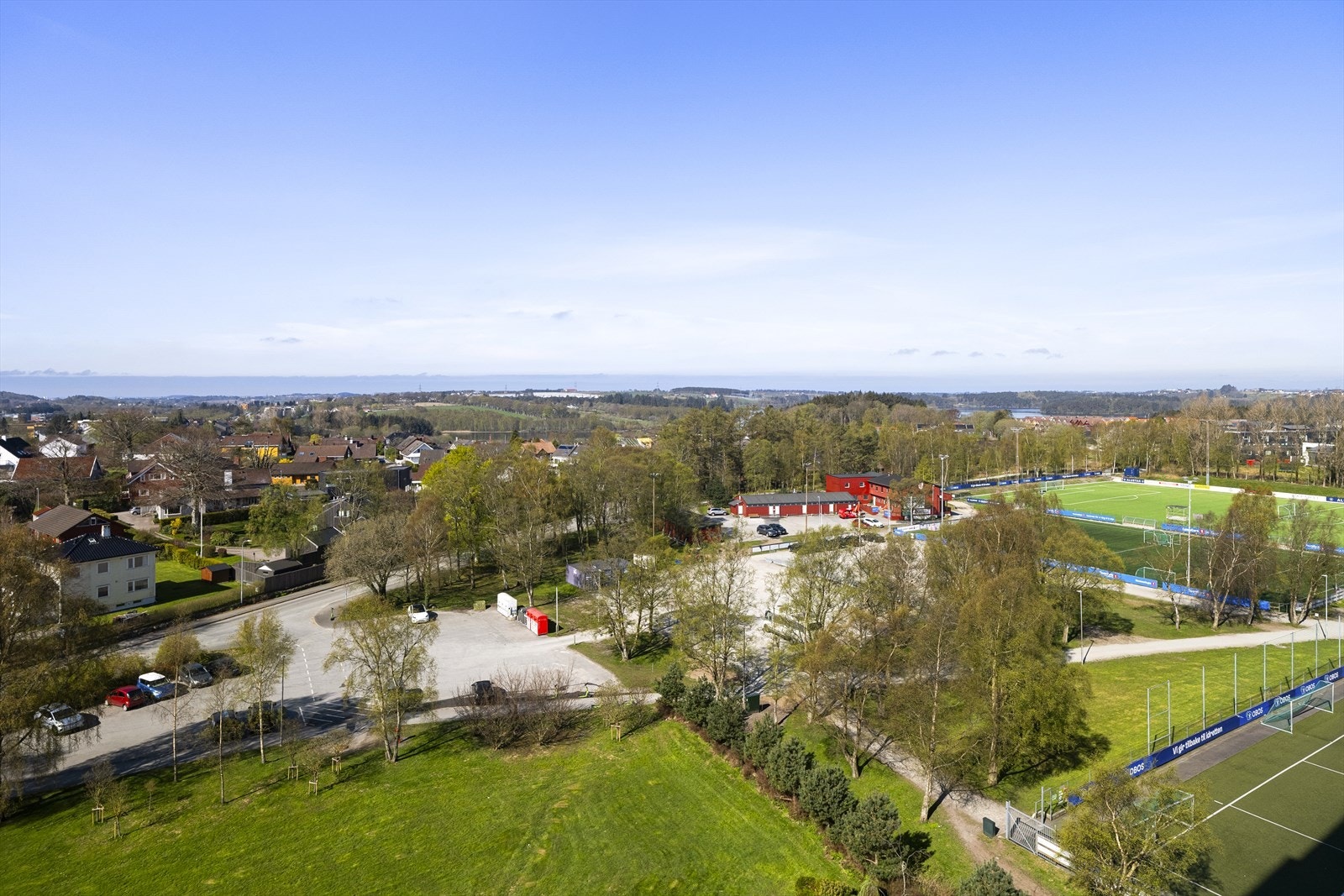 - Her har man oversikt over fotballbanene på Lassa, samt nedover mot turstiene rundt Stokkavannet - Galleribilde